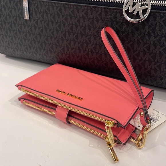 MICHAEL KORS LARGE DOUBLE ZIP WRISTLET WALLET PHONE CASE CLUTCH
Tea Rose NWT - Picture 8 of 16